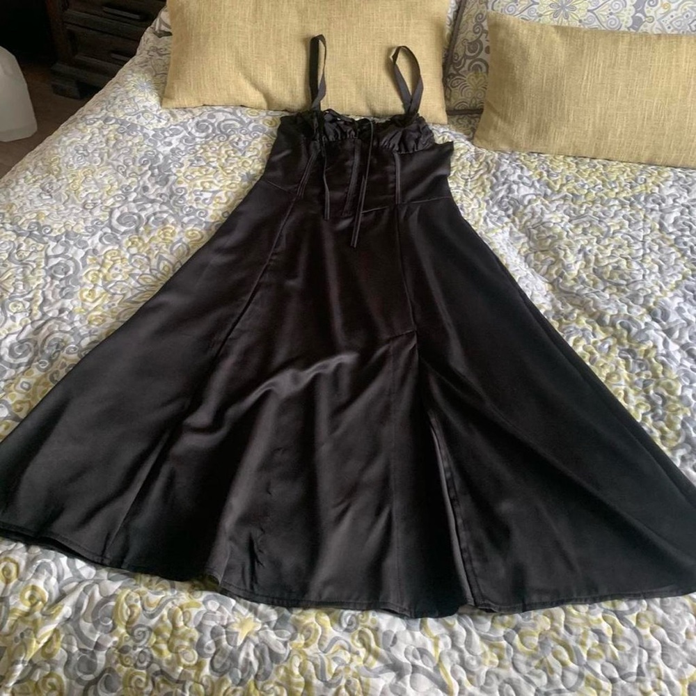House of CB Carmen dress lookalike: midi sleeveless black dress with slit - Picture 9 of 9